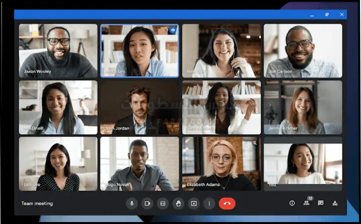 شعار Google Meet المجاني الذي يتميز بأيقونة كاميرا فيديو خضراء على خلفية بيضاء، يمثل مؤتمرات الفيديو عبر الإنترنت