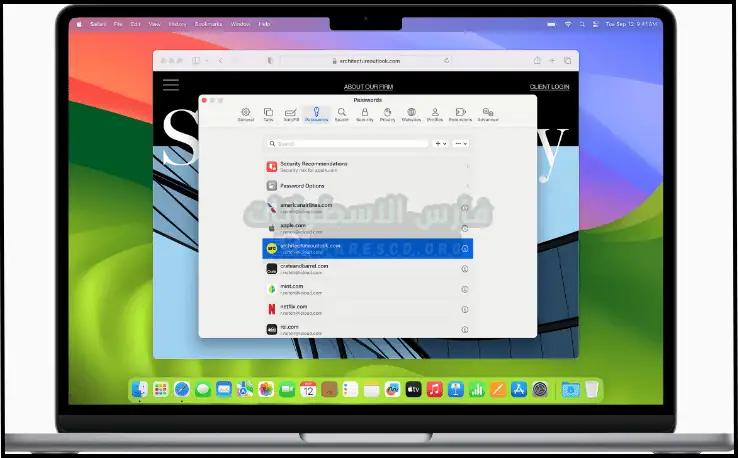 شعار تحميل متصفح سفاري يتميز بتصميم البوصلة، ويرمز إلى التنقل والاستكشاف على الويب